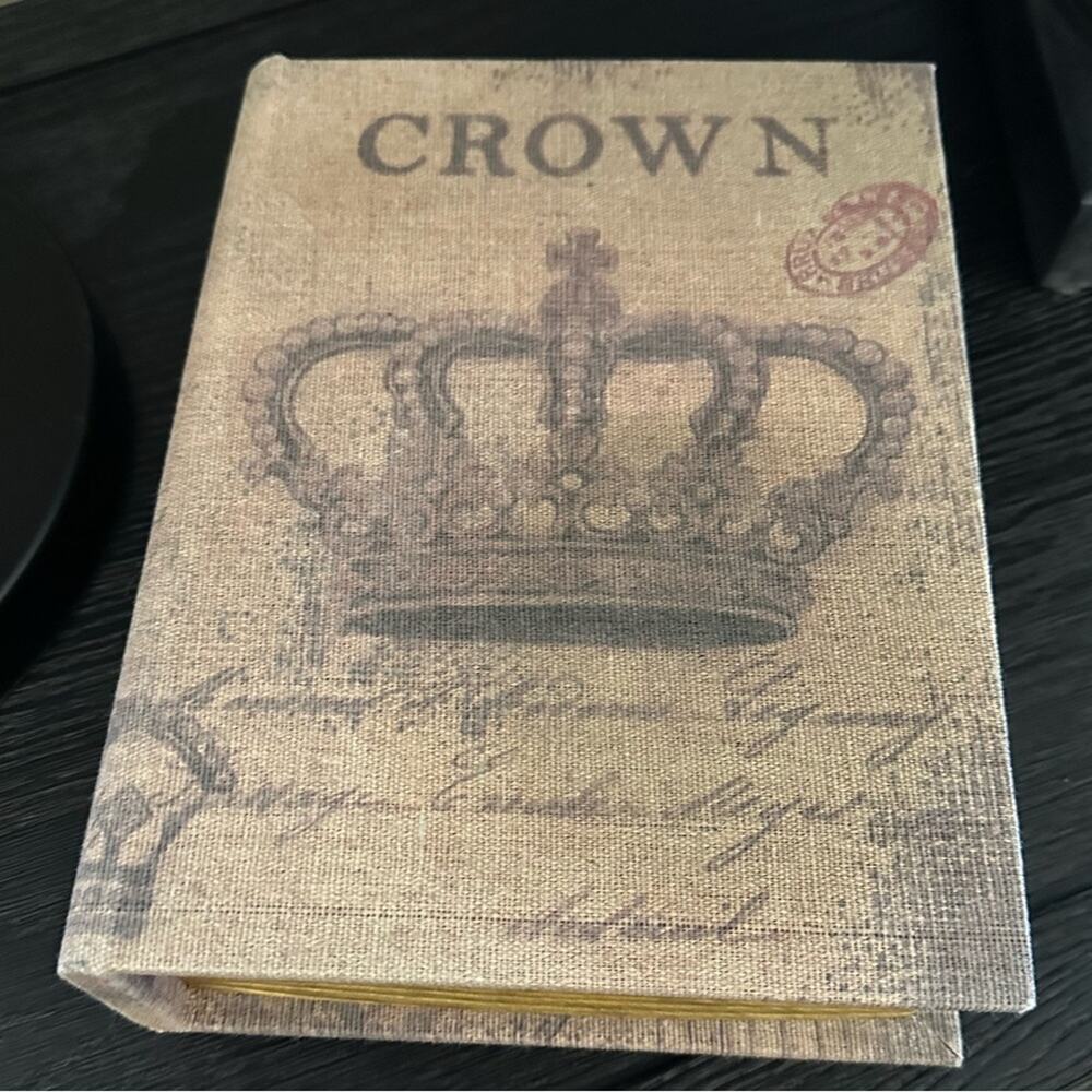 NWOT urban outfitters Crown Design Fake Book Decorative Box Vintage look